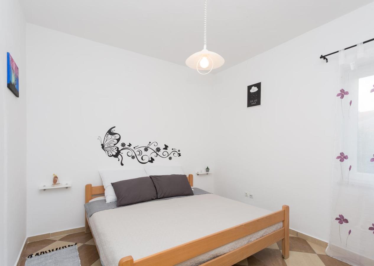 Lara - Apartment Near The Beach Vrbnik Exterior photo